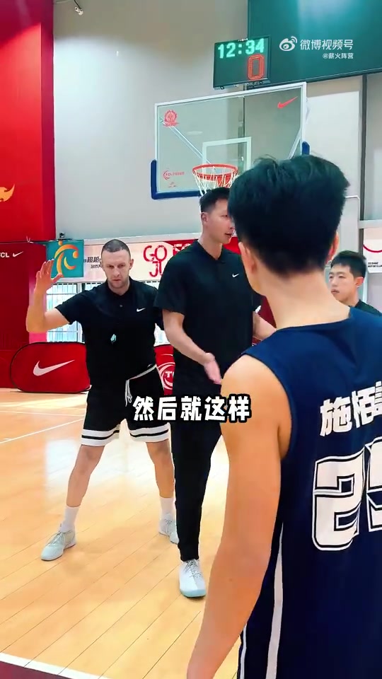 世界杯app下载-干货！易建联亲自示范内线卡位要球 抢占位置+对抗控重心