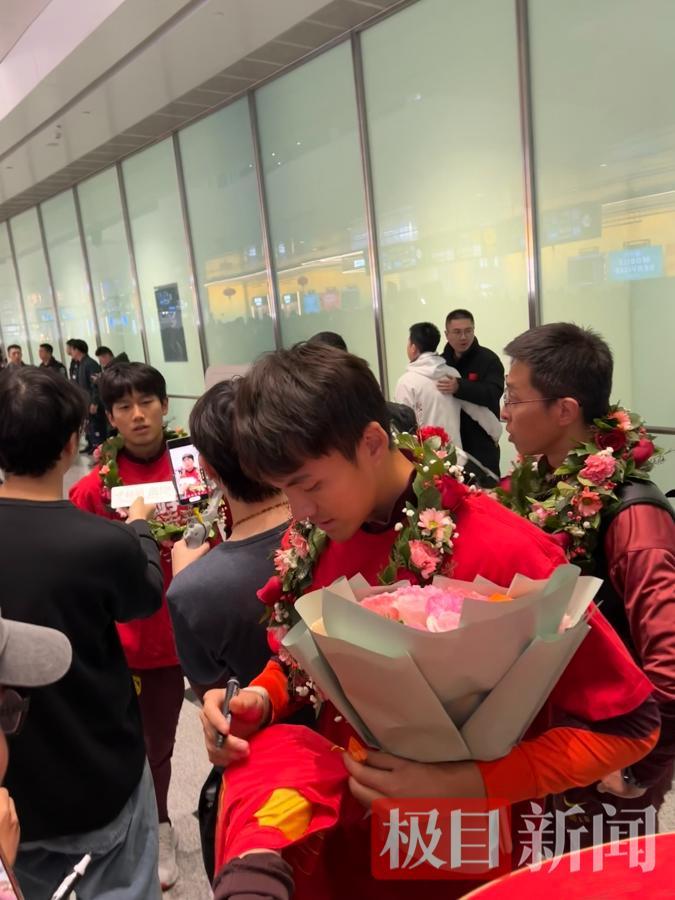 世界杯手机观看-U23国足队员抵达大兴机场欢呼声此起彼伏，“中国队加油”响彻机场大厅，门将李昊：非常感谢所有球迷